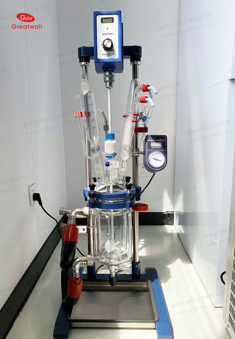 上海某醫(yī)藥企業(yè)訂購(gòu)我司1L雙層玻璃反應(yīng)釜