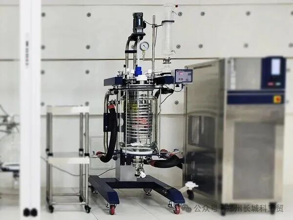 玻璃反應(yīng)釜內(nèi)冷盤管加持——直面快速放熱不慌，鎖定溫度穩(wěn)定護(hù)航